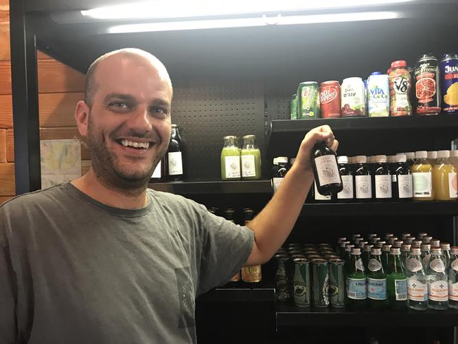 Ο ιδιοκτήτης του χιπ μαγαζιού ποζάρει με το βιολογικό με μάτσα something ποτό δικής του σαφώς παραγωγής