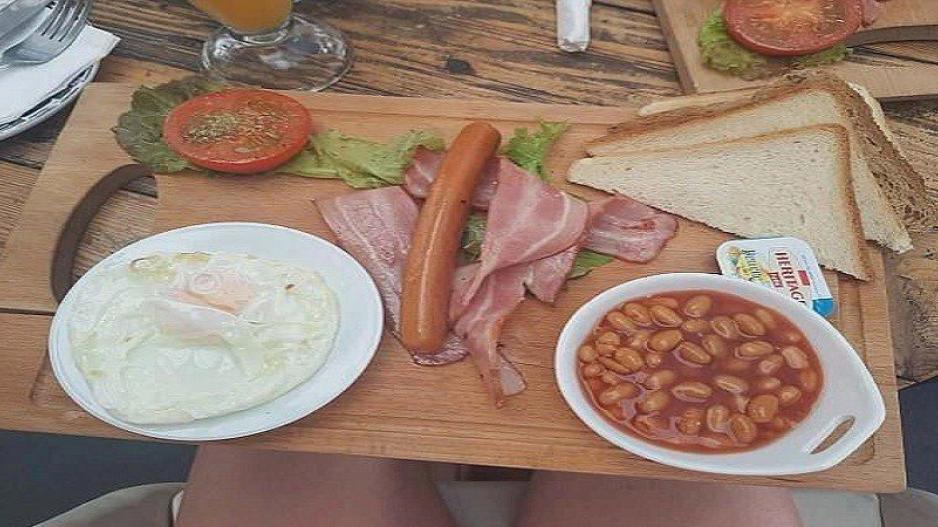 Το english breakfast που σερβιρίστηκε στην Κύπρο και έγινε θέμα σε βρετανικά ταμπλόιντ