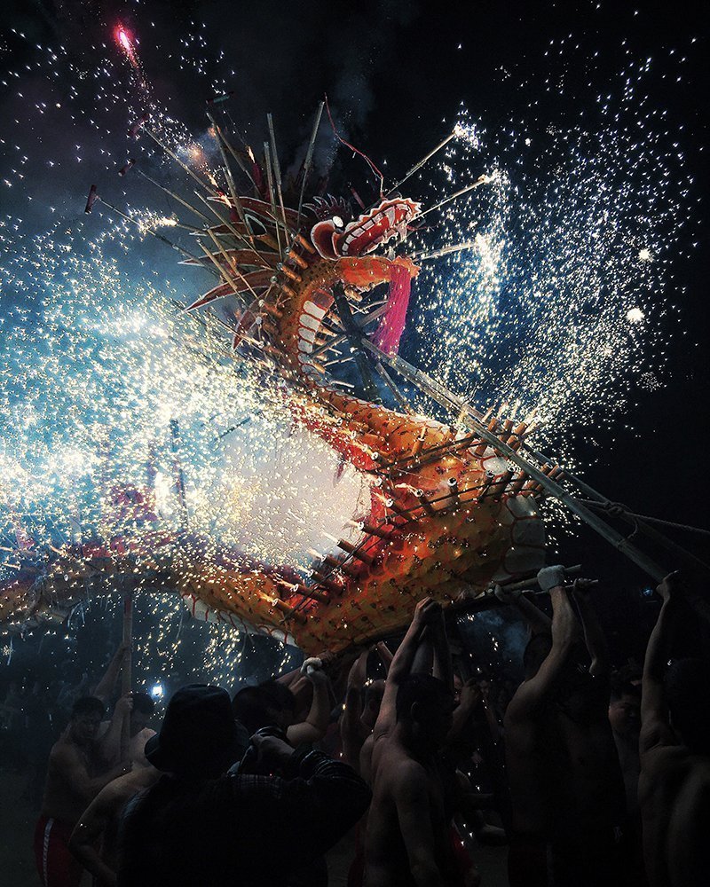 Βραβείο στην κατηγορία Ειδήσεις/Γεγονότα. Δράκος «χορεύει» και «πετάει» πυροτεχνήματα σε ένα μαγευτικό κλικ από το φεστιβάλ Φαναριών στην πόλη Μπουζάι της Κίνας. Το έθιμο χρονολογείται στη Δυναστεία των Τσινγκ και προσελκύει χιλιάδες κόσμου που πηγαίνει για να προσευχηθεί για τις οικογένειες του, για τη νέα χρονιά. Lianyu Lu