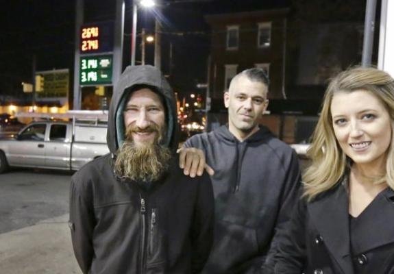 Μάζεψαν χρήματα για να βοηθήσουν έναν άστεγο κι αυτός τους κίνησε αγωγή