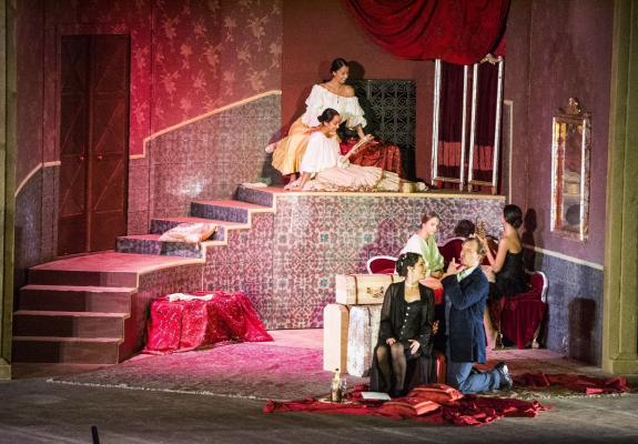 Σε μια παράλληλη εξέλιξη, χιλιάδες φίλοι της όπερας απόλαυσαν στην Πάφο τον «Κουρέα της Σεβίλλης»