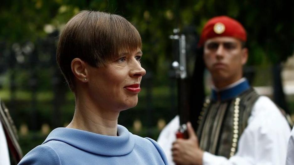 Στην Ακρόπολη με βερμούδα και αθλητικά η 49χρονη πρόεδρος της Εσθονίας